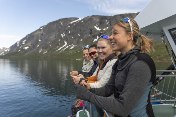 fire blide fjellfolk som tar gjendebåten og skal gå besseggen