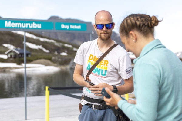 billettør på gjendebåtene som hjelper person som skal ta båten